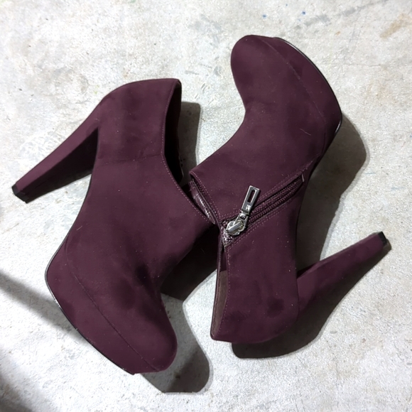Never worn. Suede platform heeled boots - Picture 2 of 5